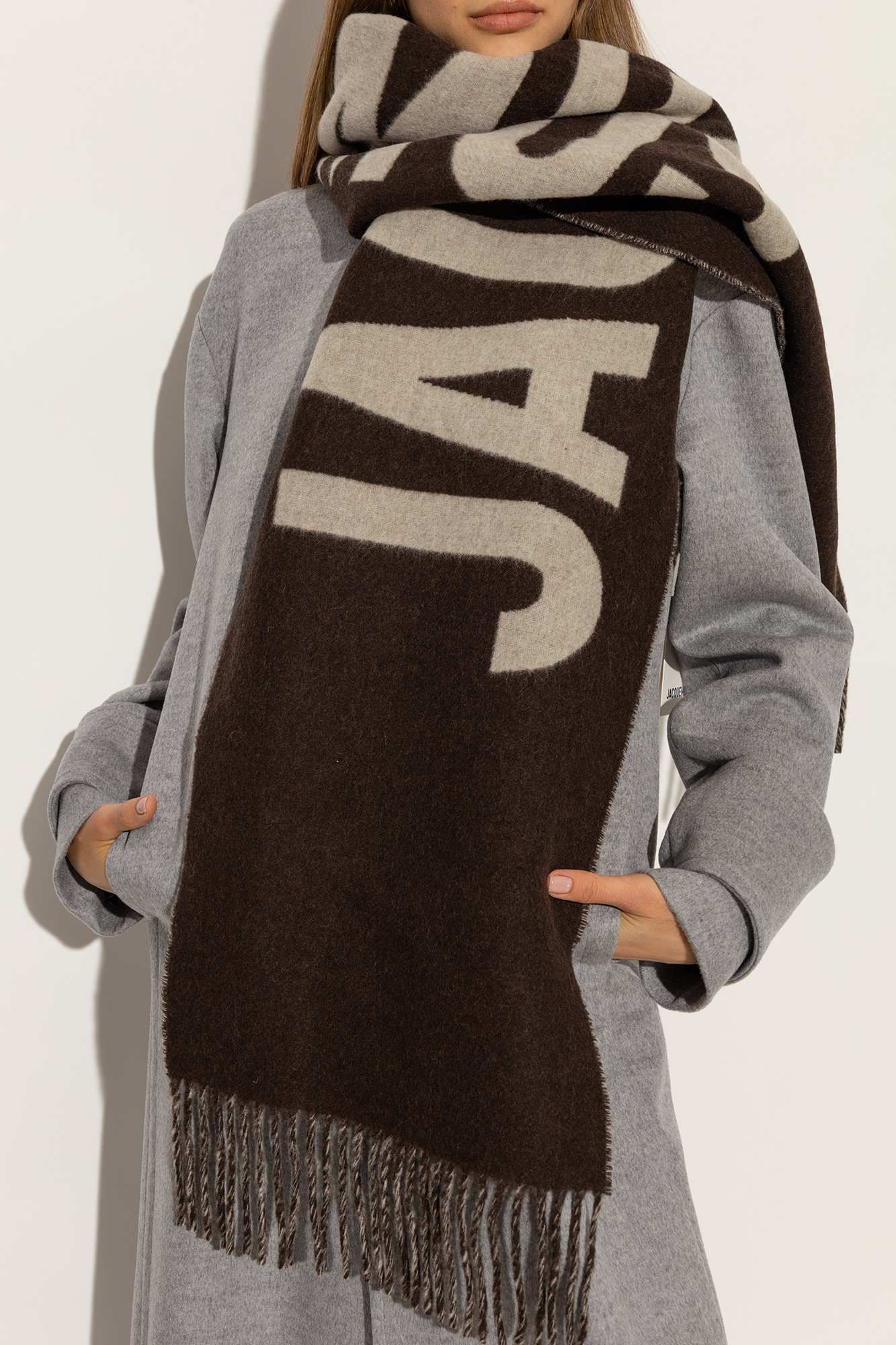 スカーフ JACQUEMUS Woman Scarf Brown 226AC4355007 080 Jacquemus L'echarpe Fringe Logo Multi-Brown Scarf | 226AC435